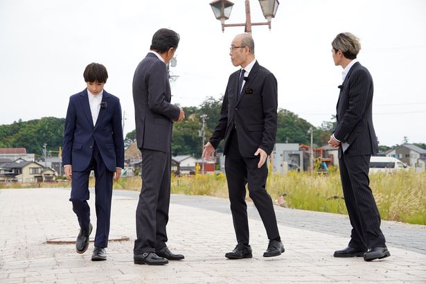 足元や周囲を見渡し、それぞれが驚きを口にした