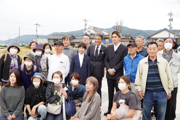 撮影時にお世話になった⼤沢漁港の方々と対面