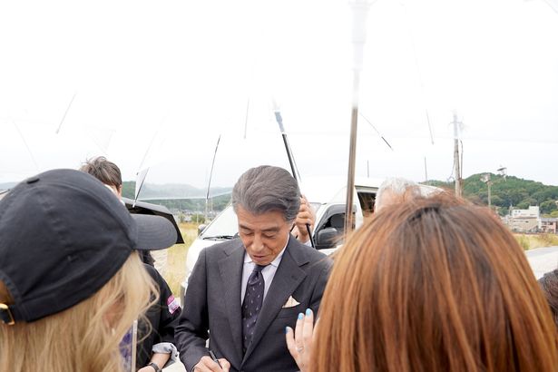 たくさんの人に囲まれ、サインや握手など熱心にファンサービス