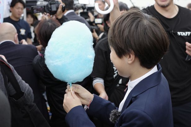 ブルーのわたあめを楽しそうに食べる尾上眞秀