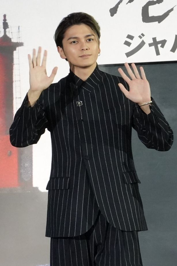 手を振って歓声に応えた眞栄田郷敦