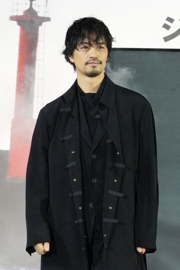 河村組組員の八代龍太郎に扮した斎藤工