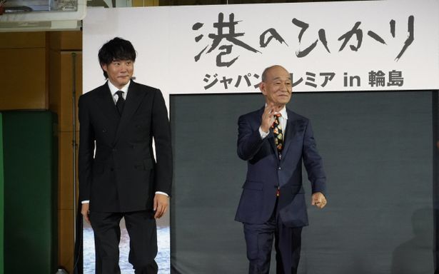 藤井道人監督と笹野高史がレッドカーペットを歩いた