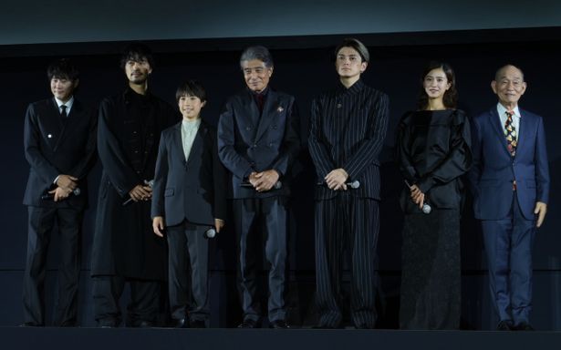 大きな拍手と歓声を浴びてステージに上がった