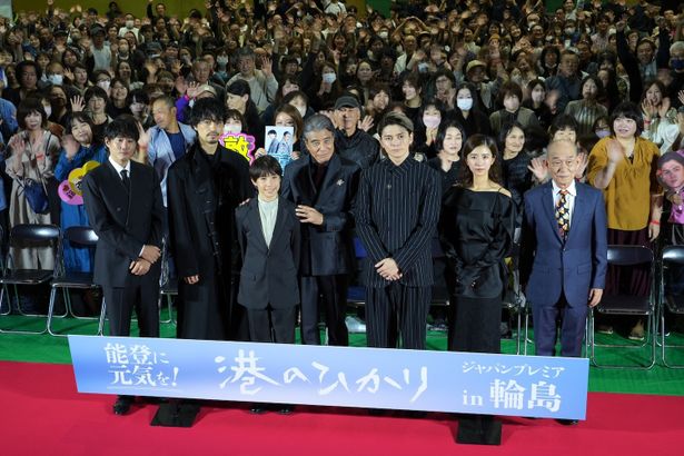 フォトセッション後には、ファンとハイタッチや握手を交わした