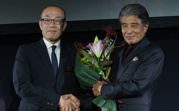 輪島市長が駆けつけ、花束をプレゼント