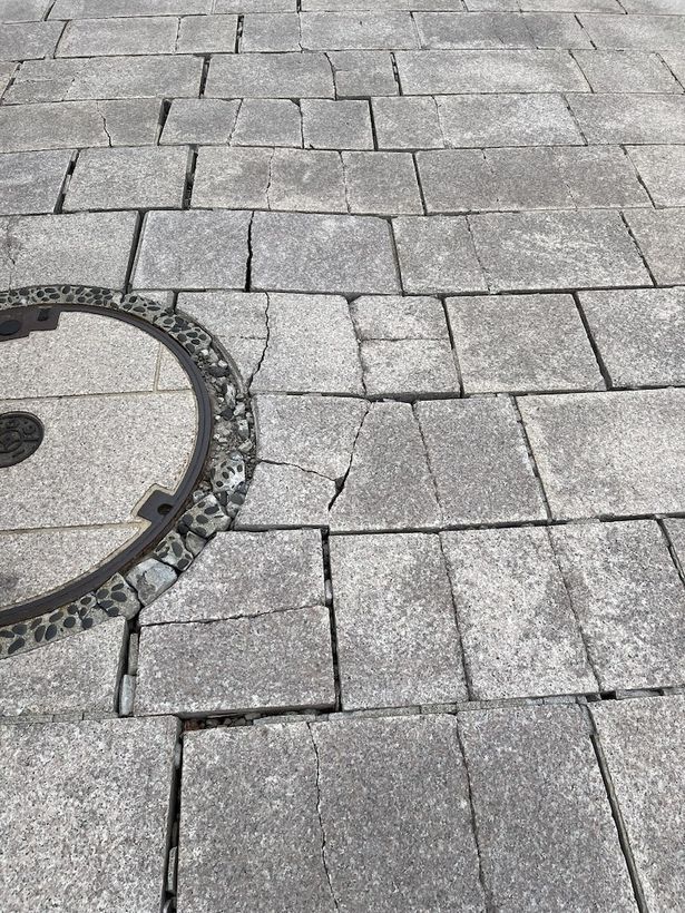 地面が激しく隆起している