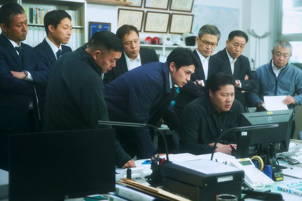 不遇の少年時代を三浦に救われた幸太は成長し、憧れの刑事となる(『港のひかり』)