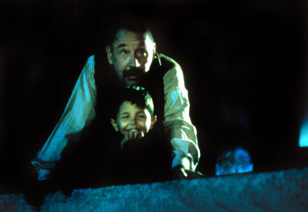 映画監督となったサルヴァトーレは自身の少年時代、青年時代を回想していく(『ニュー・シネマ・パラダイス』)