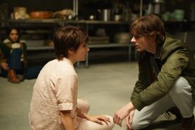 フィニーがグウェンの顔を心配そうに覗き込む姿