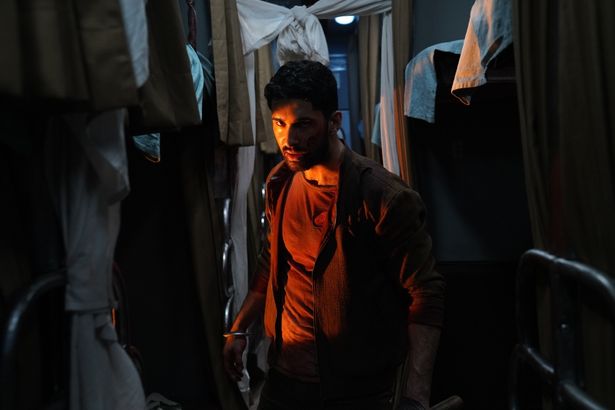 インド東部ジャールカンド州から首都ニューデリーへの約1200キロのルートを疾走する寝台列車を舞台としたアクションインド映画