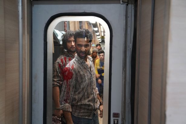 途中停車なし、逃げ場なしという究極のソリッドシチュエーションで、総勢40人の最凶強盗一族との死闘が描かれる