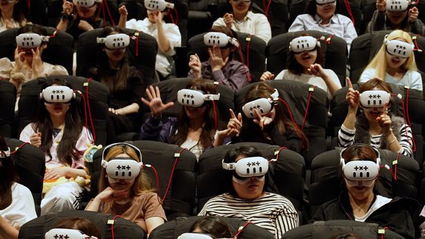 楽曲のリズムに合わせてノリノリのMOAたち