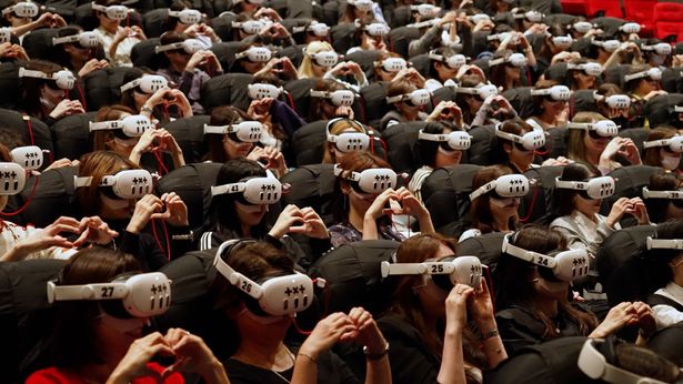 MOAたちもメンバーと一緒にハートポーズをする