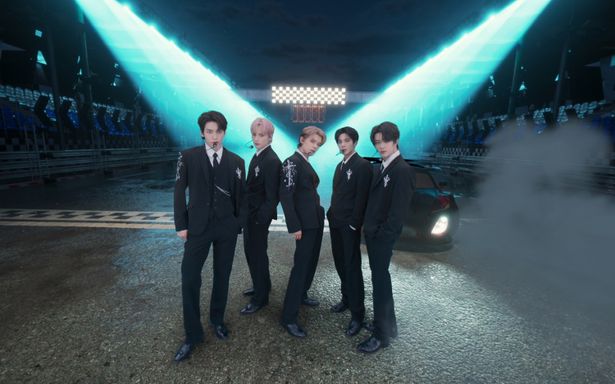 【写真を見る】ときめく告白から、躍動感あふれるパフォーマンスまで、TXTによる特別なステージが繰り広げる