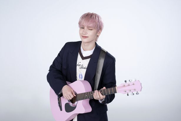 VRコンサートのために髪をピンクに染めたというHUENINGKAI