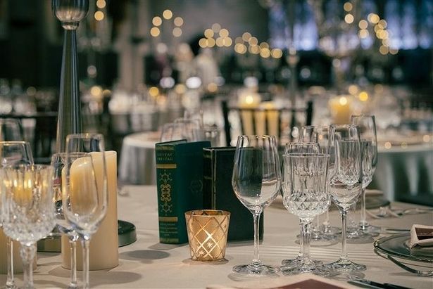 【写真を見る】400本のキャンドルがきらめく大広間で、魔法のようなクリスマスディナー体験！