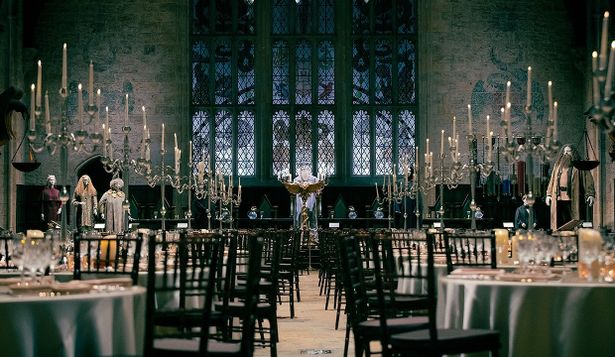 ディナーのテーブルは、雪の結晶を思わせるシルバーと白を基調にコーディネート