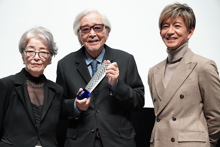 木村拓哉「こういう先輩がいると、やる気が出ます」と山田洋次監督にハグ！『TOKYOタクシー』東京国際映画祭での上映で祝福