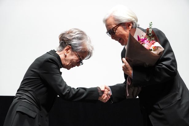 倍賞千恵子、山田監督とがっちりと握手
