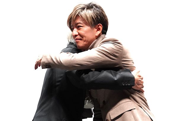 【写真を見る】木村拓哉、山田洋次監督と熱いハグ！