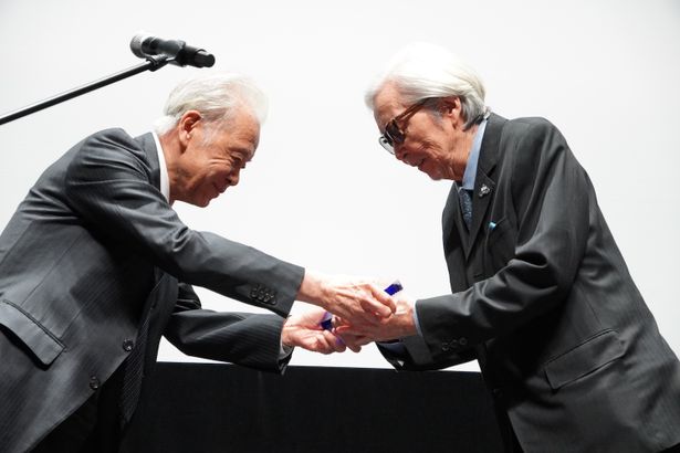 安藤裕康チェアマンから山田監督にトロフィーが渡された