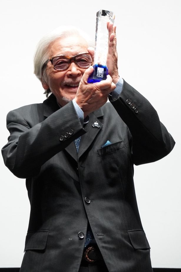 トロフィーを掲げて大きな拍手を浴びた