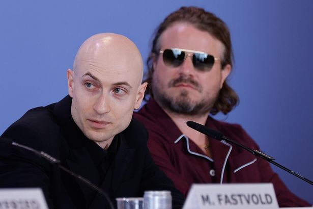 【写真を見る】本作の音楽を手掛けたダニエル・ブルームバーグ(左)と共同脚本を担当したブラディ・コーベット(右)