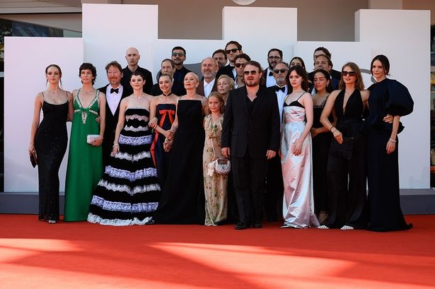 ヴェネチア国際映画祭レッドカーペットでの集合写真