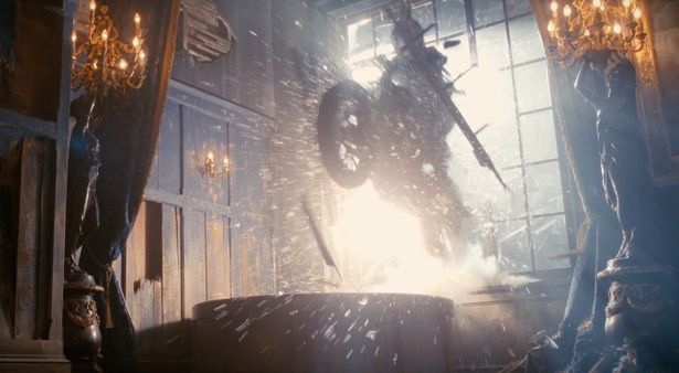 バイクで窓を突き破る迫力のシーン