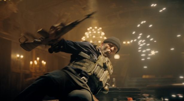 ライフルを手に敵地に乗り込むステイサム