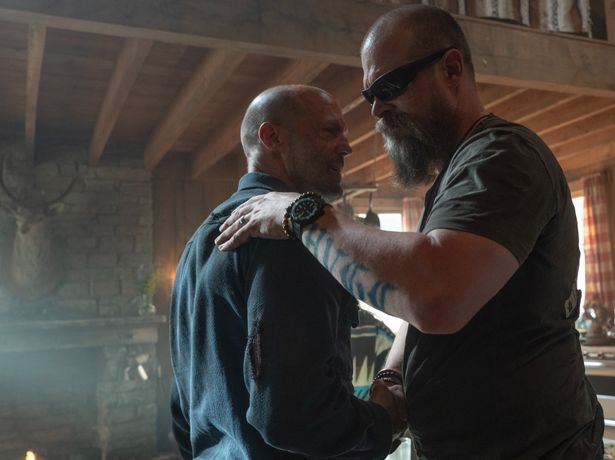 戦友として描かれるデヴィッド・ハーバーがステイサムと固い握手を交わす様子