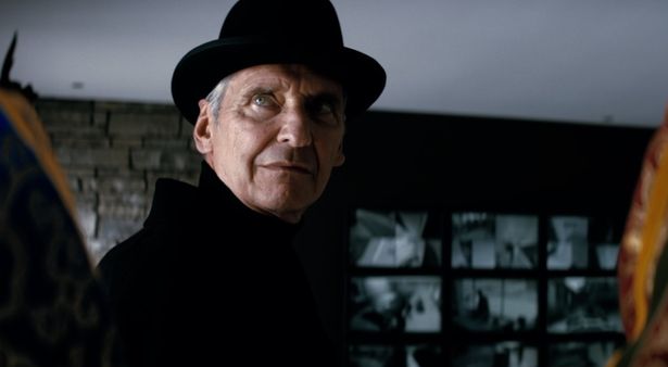 アンドレイ・カミンスキー演じる敵組織のボスが向ける鋭い眼差しや