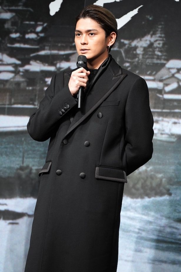 【写真を見る】舘との撮影を振り返った眞栄田郷敦。シックなブラックコートをまとって登場