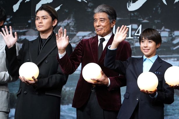 フォトセッションはタイトルにちなみ、LEDライトを手に行った