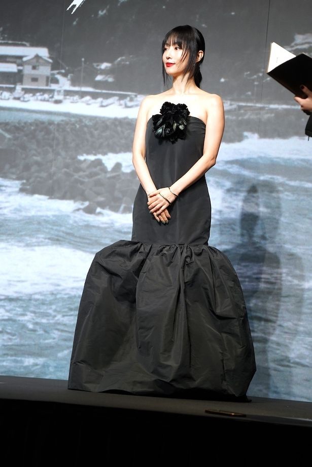 個性的なデザインのドレスで登場したMEGUMI