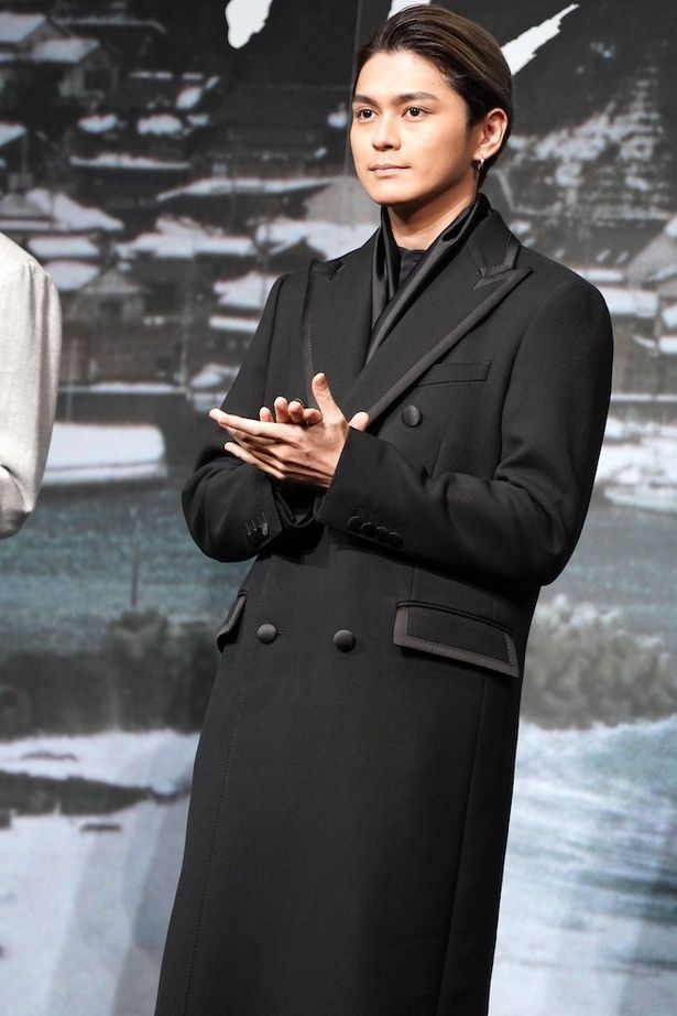 共演者の登壇に拍手を送る眞栄田