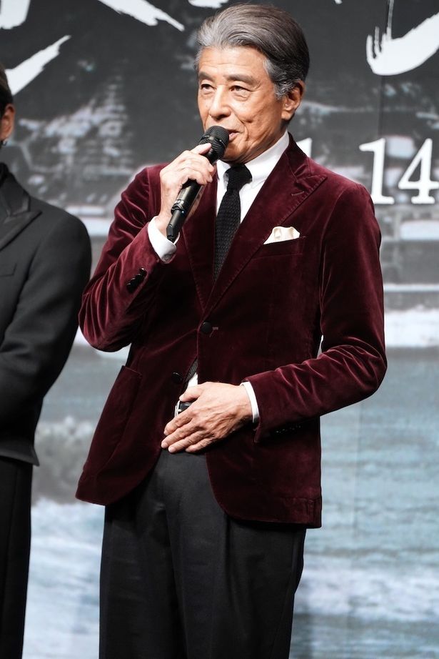 舘はワインレッドのジャケット姿で登場