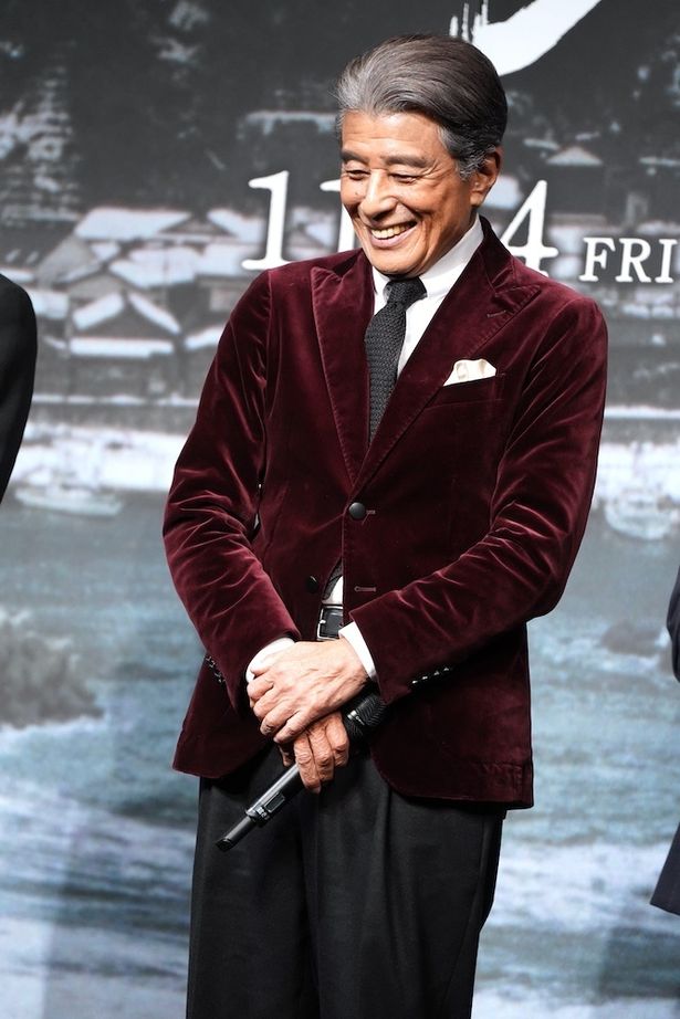 共演者のコメントに微笑む舘