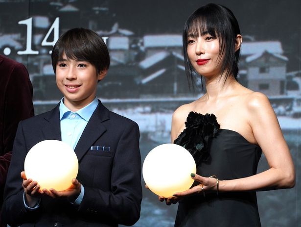 LEDライトを手にニッコリ