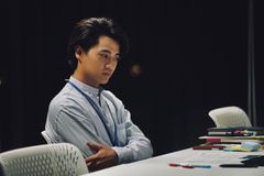 高校1年生の夏に、同級生の陸と心が入れ替わってしまったまなみ(『君の顔では泣けない』)