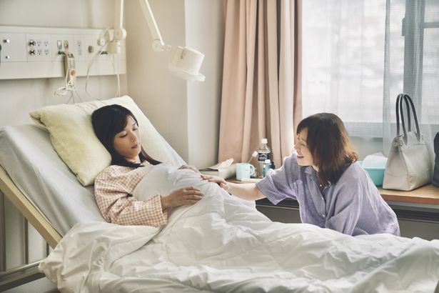 陸は、まなみの身体のまま妊娠を経験するが…(『君の顔では泣けない』)