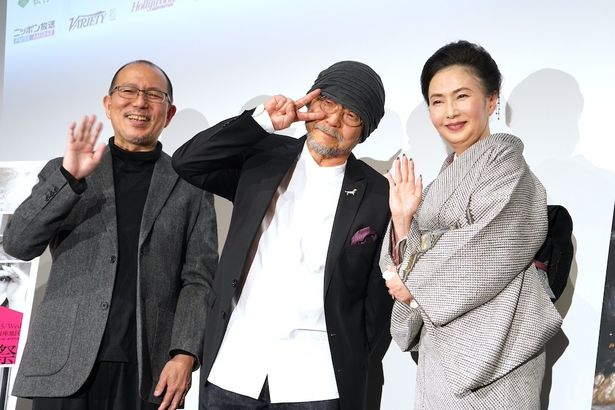 【写真を見る】茶目っ気たっぷりにポーズを決める押井守監督。兵藤まこは「僕のミューズ！」とニッコリ