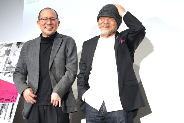 フォトセッションの準備中にMCの藤津亮太と笑顔で雑談する場面も