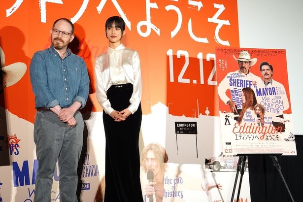 舞台挨拶後のフォトセッションの様子