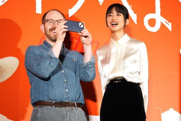 【写真を見る】客席を撮影するアリ・アスター監督に客席から「I LOVE YOU!」とのメッセージが飛び、笑顔になるアスター監督と河合優実