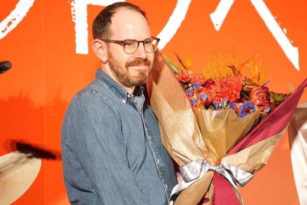 花束を手にニッコリ