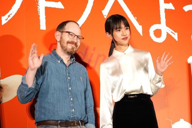 「手を振って！」のリクエストに応える二人