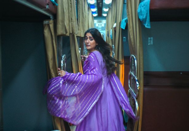 ニューデリーに向かう寝台列車を舞台に、特殊部隊員と強盗一族の死闘が描かれる