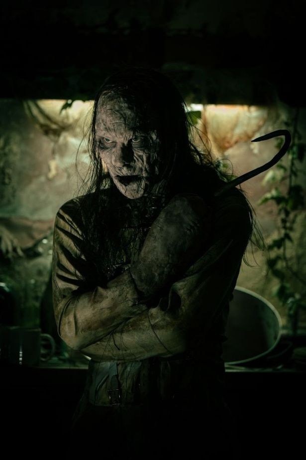 手がフックになった青年が特に脈絡なく登場するのもご愛嬌！(『ネバーランド・ナイトメア』)